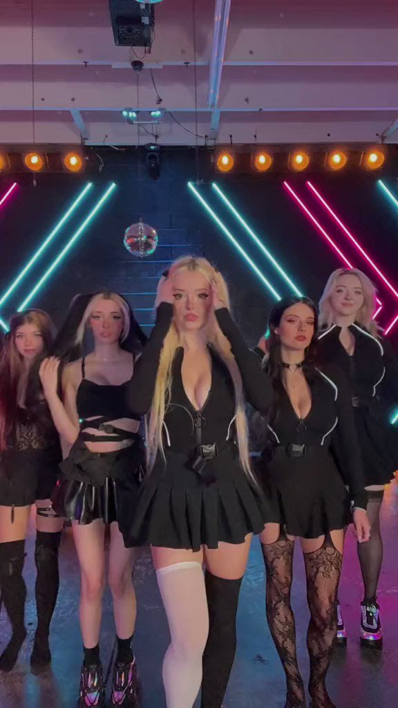 The Gloom-E-Girls! https://t.co/GuWBWjulgF