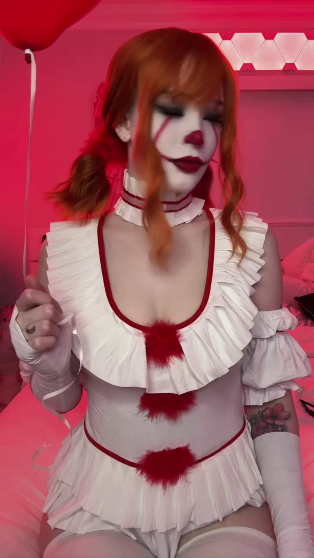 Pennywise the dancing clown 🎈#pennywise #it #cosplay #horror #halloween https://t.co/nXQL9heY4W