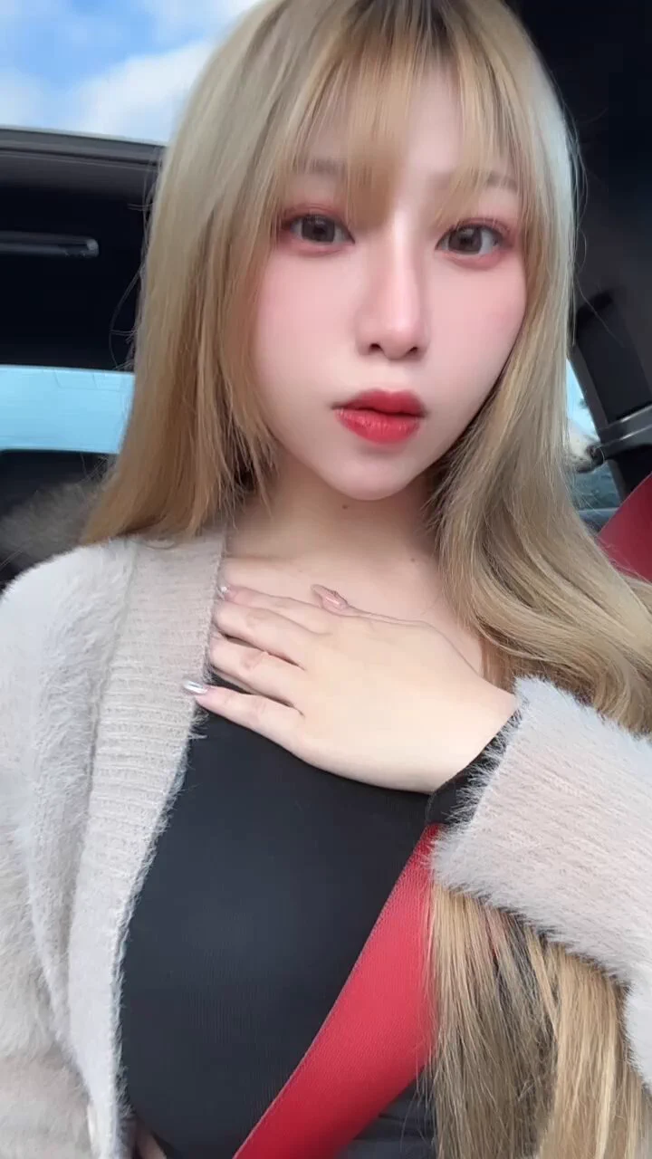 頭靠過來😳 https://t.co/3flvRdPgi1