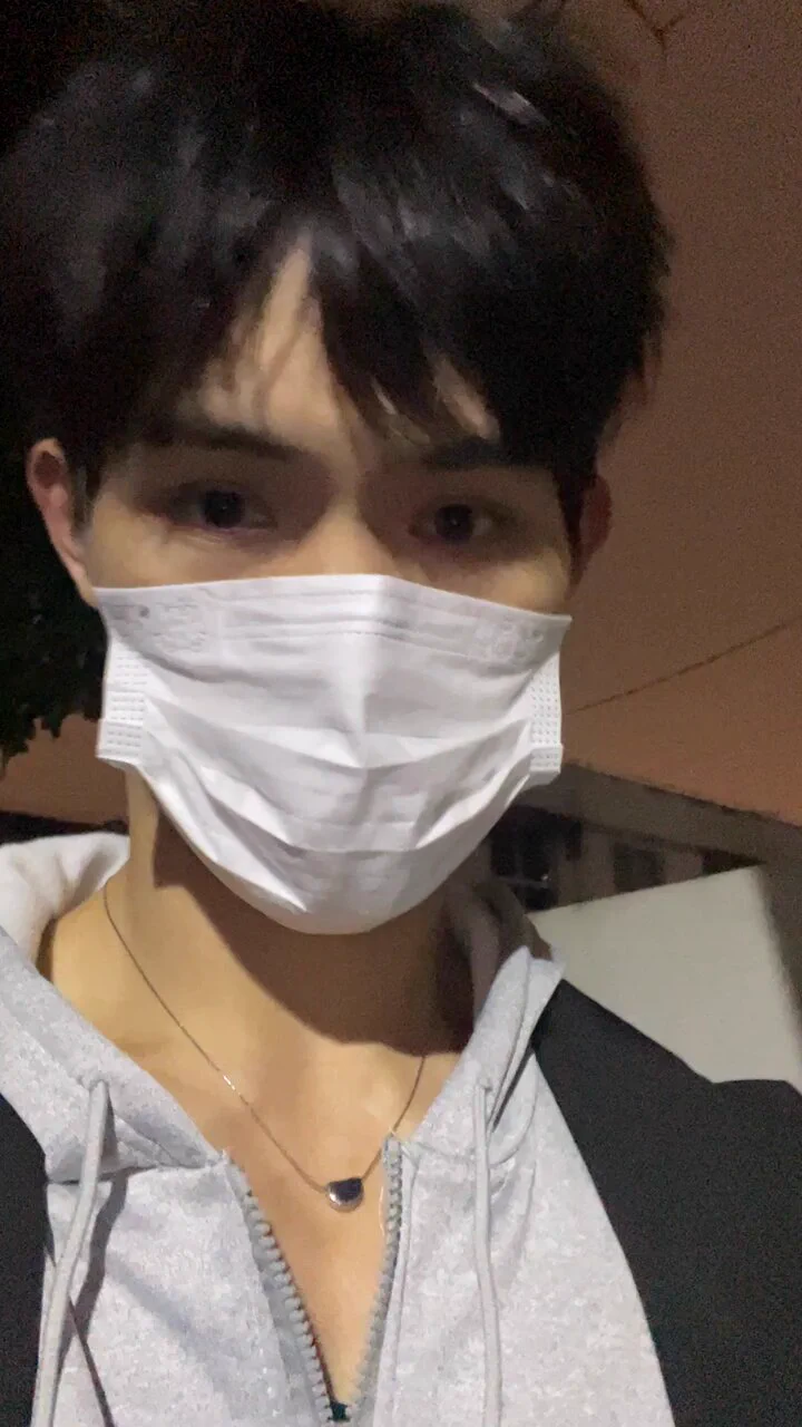 腼腆的孩子 露个腹肌 跟做贼似的 不过最近降温是真的冷 🥲 https://t.co/XJmroPaBaP
