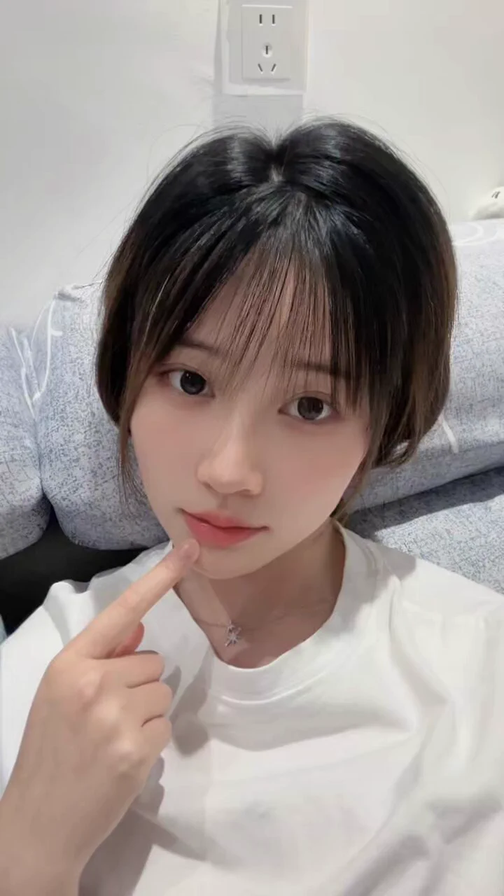 花了两分钟自己给自己剪了个刘海儿 https://t.co/BgyIHG0HFr