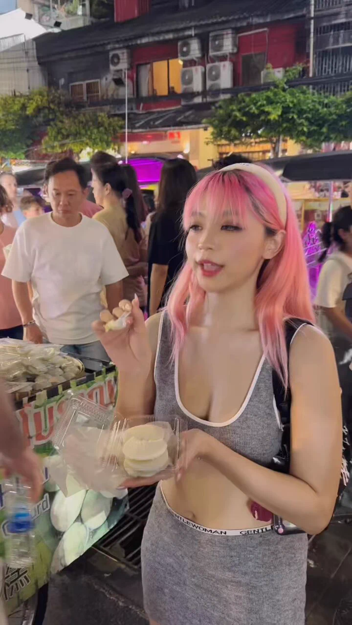 昨日は仁美ちゃんと一緒に夜市に行った💛た楽しかった🥺@HitomiCosplayer https://t.co/nBpmz3fBGM