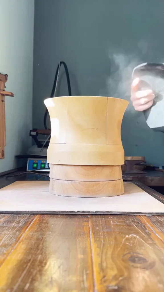 The meticulous process of handcrafting a traditional felt top hat in the old fashioned way.[📹 Hornskov Hats]https://t.co/bWXsaq6Lyk