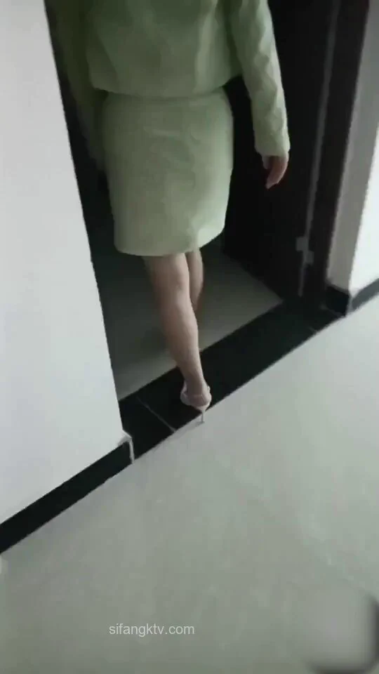 绿帽老公带老婆玩4P，开始有点紧张酒后放开了上去就给单男口玩得狂野尽兴最终被无套内射@SexytoBaby@SexytoLady@SexytoDoll@SexytoGirlhttps://t.co/49ffhaPOh7