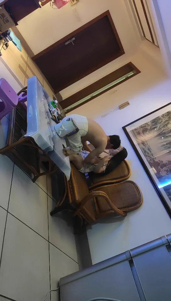 全网热恋，今夜玩换妻，两对夫妻，一个单男，沙发床上轮番激战，淫妻们尽情释放心中欲望，高潮不断浪叫不止#淫妻 #绿帽 #内射 #吞精 https://t.co/0PFf4JqDp6