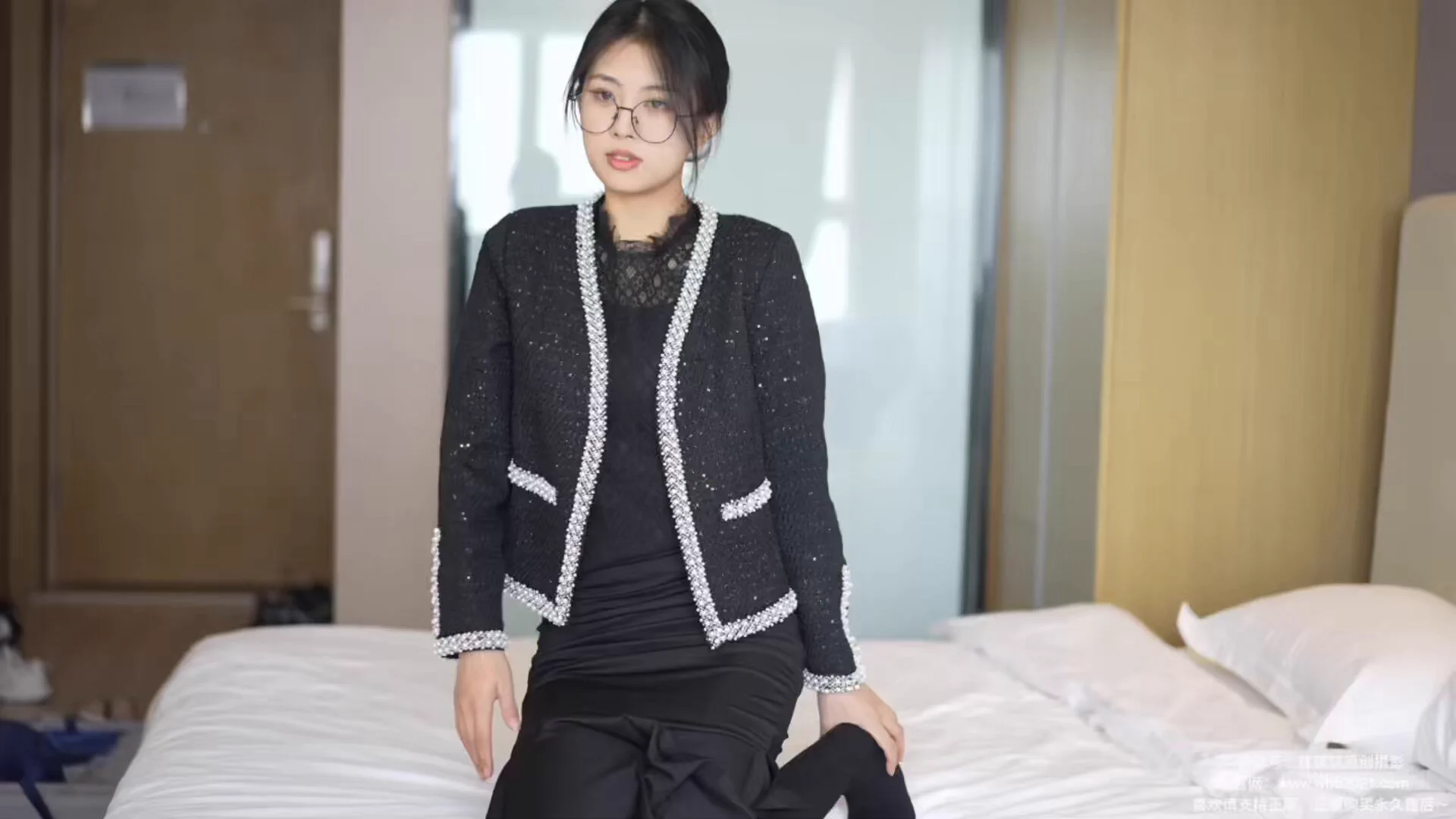 房间里弥漫着一种淡淡的香水和肌肤香，如同春夜的微风，轻轻撩拨着我的❤️，让我不由自主的心跳加速，充满了暧昧的气氛… https://t.co/7I2CApXT0c