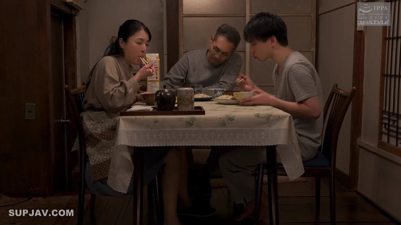 熟母贴心的照顾儿子 有天被性欲冲昏了头 和儿子发生了强烈的性爱 骚浪熟母只求无尽的快感投稿💌：@RLWJ_kuking@JWCJ_kuxs@JQDZ_Charm@JLSQ_kuxs#日理万姬 https://t.co/ABcwSq0LZQ