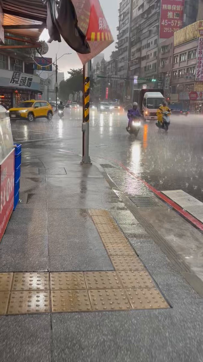 這是什麼鬼天氣…
好像蠻適合去看電影的齁 https://t.co/Ag8DJ93BCX