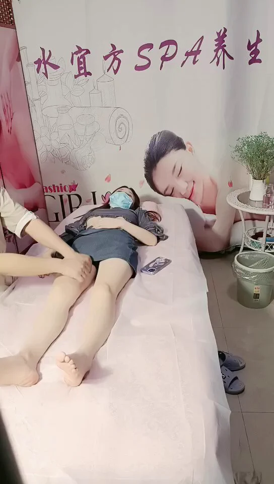 每天坚持分享我们夫妻珍藏的视频，这部养生SPA会馆大叔忽悠小少妇做特殊服务，胸上有纹身好性感，玩弄奶子和逼逼被草还打电话 ❤️想看更多我们夫妻真实自拍精彩视频，请点击我们主页，投稿💌：@SexytoBaby@SexytoLady@SexytoDoll@SexytoGirl https://t.co/yDUExYr8t5