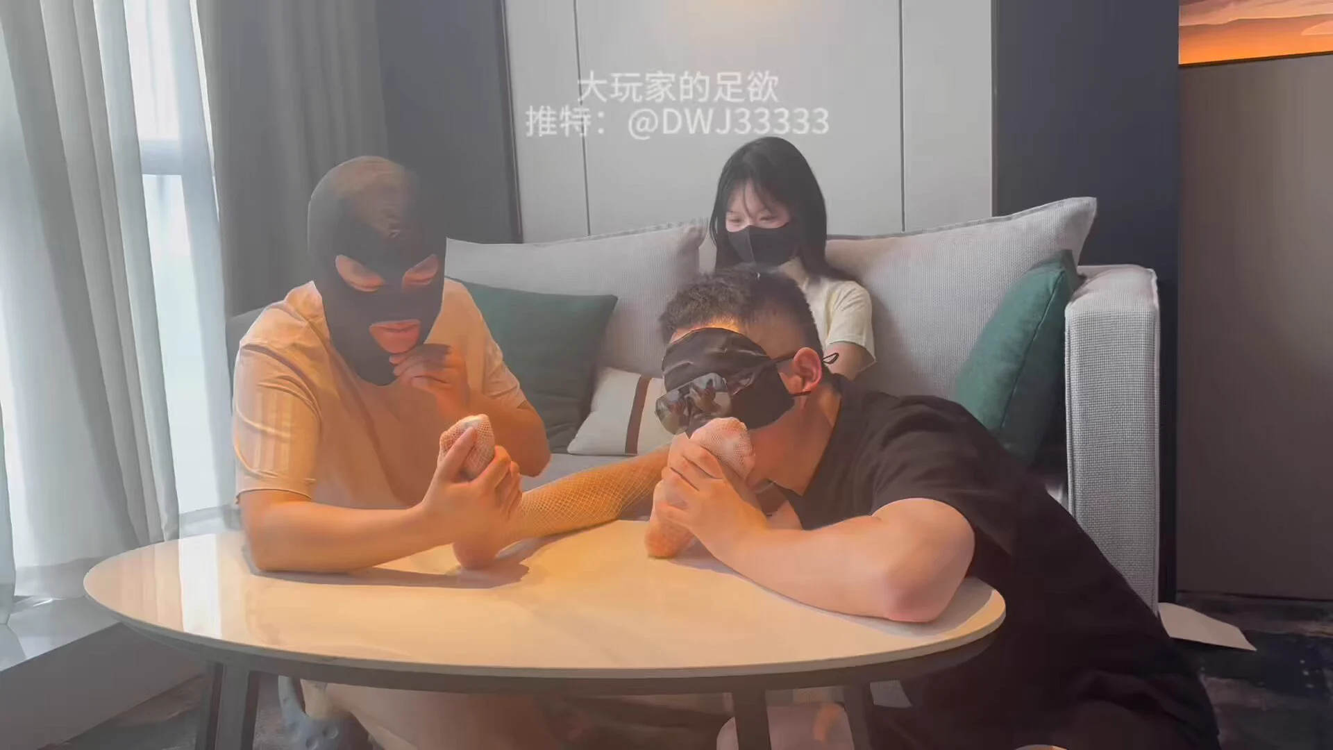 戴着口罩呢遮不住这美人胚子的脸蛋…最近收到很多同好私信问我怎么约足的，这本身就是个概率的事件，如果遇到身边同事或是朋友的美足就可以大胆的夸一夸看看她们的反应，女孩子也会有猎奇心理，甚至反差大的妹子私下玩的比你还花，你的女神说不定就是别人胯下的玩物，撑死胆大的，饿死胆小的，连说出来的勇气都没有，怎么能约到喜欢的玉足金莲~并且我本身就不觉得喜欢脚并不是什么难以启齿的事情，就跟喜欢胸，喜欢屁股，喜欢大腿，喜欢私处，甚至喜欢头发一样，就是个正常性癖而已…