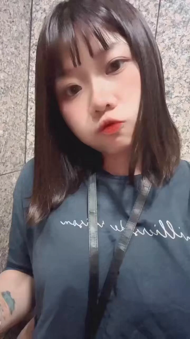 我在路邊等朋友 整個奶都是汗 掀起來旁邊有人在偷看🥹 https://t.co/kilfJraV1t