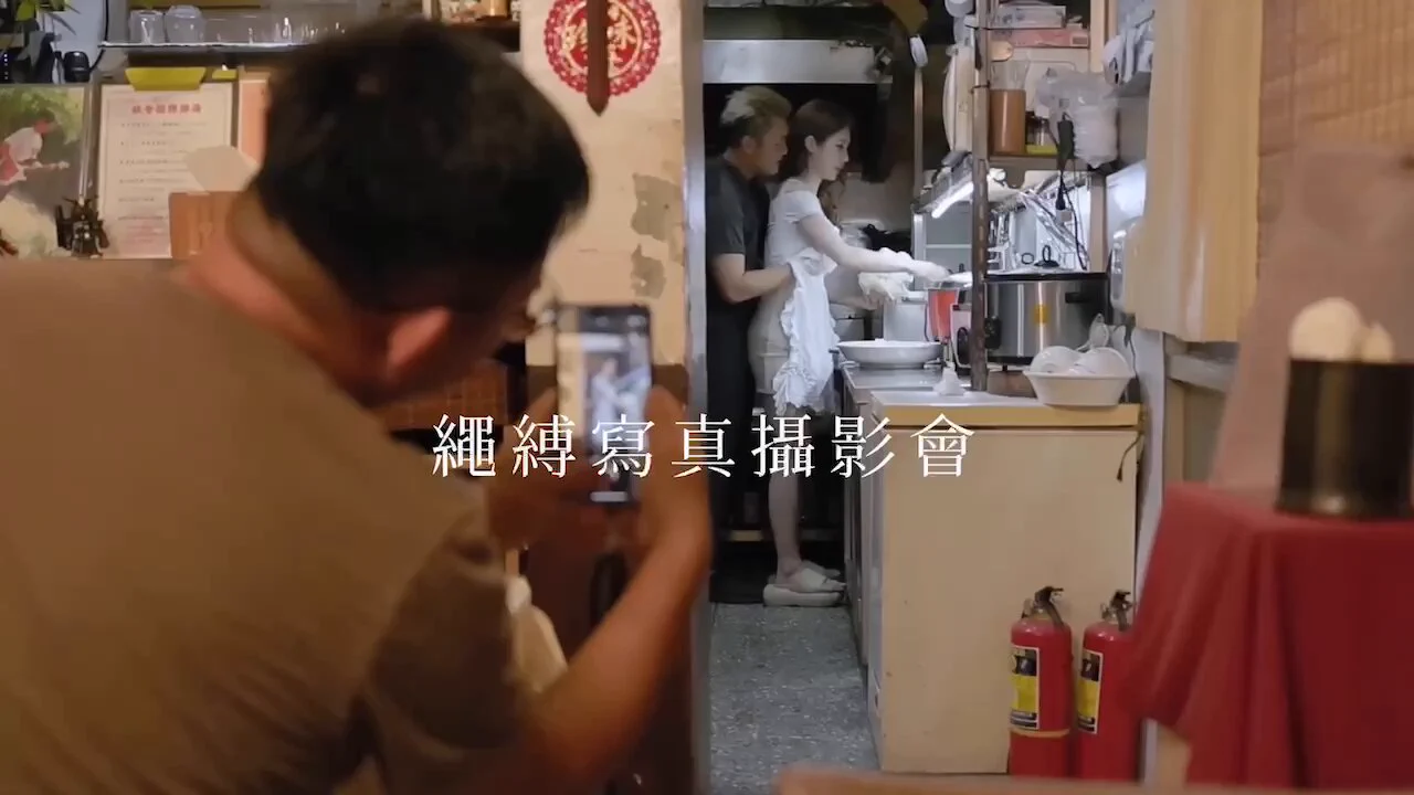 https://t.co/Bdmel8cPSp在餐廳廚房忙碌時，廚師一直調戲老闆娘，還被客人偷拍了起來，邊炒菜邊被上下齊手，實在很刺激，炒出來的菜一定特別美味🤤等客人走後，直接在廚房激情的擁吻，接著老闆娘跪在廚房幫廚師吃屌，廚師提議說要玩點大的，於是把老闆娘綑綁在椅子上，拿出按摩棒，玩到老闆娘瘋狂潮吹，小穴超紅腫！在餐桌上直接開幹，老闆娘瘋狂的淫叫聲，似乎都被路人聽見了！隔著一個玻璃，看著路人在看菜單邊做愛真的好刺激😛😛😛在餐廳做愛第一次，超級刺激！在餐廳潮吹夢想達成！噴到地板椅子都是水！