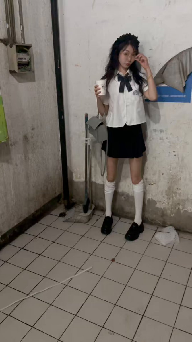 我粉丝说：这么骚？内衣都不穿？骚不骚？
我：骚！
粉丝：骚货！
嘿嘿，自己享受着不同人玩露出，被不同的人摸，好刺激，超级宠粉。 https://t.co/T8lgfjgHwJ