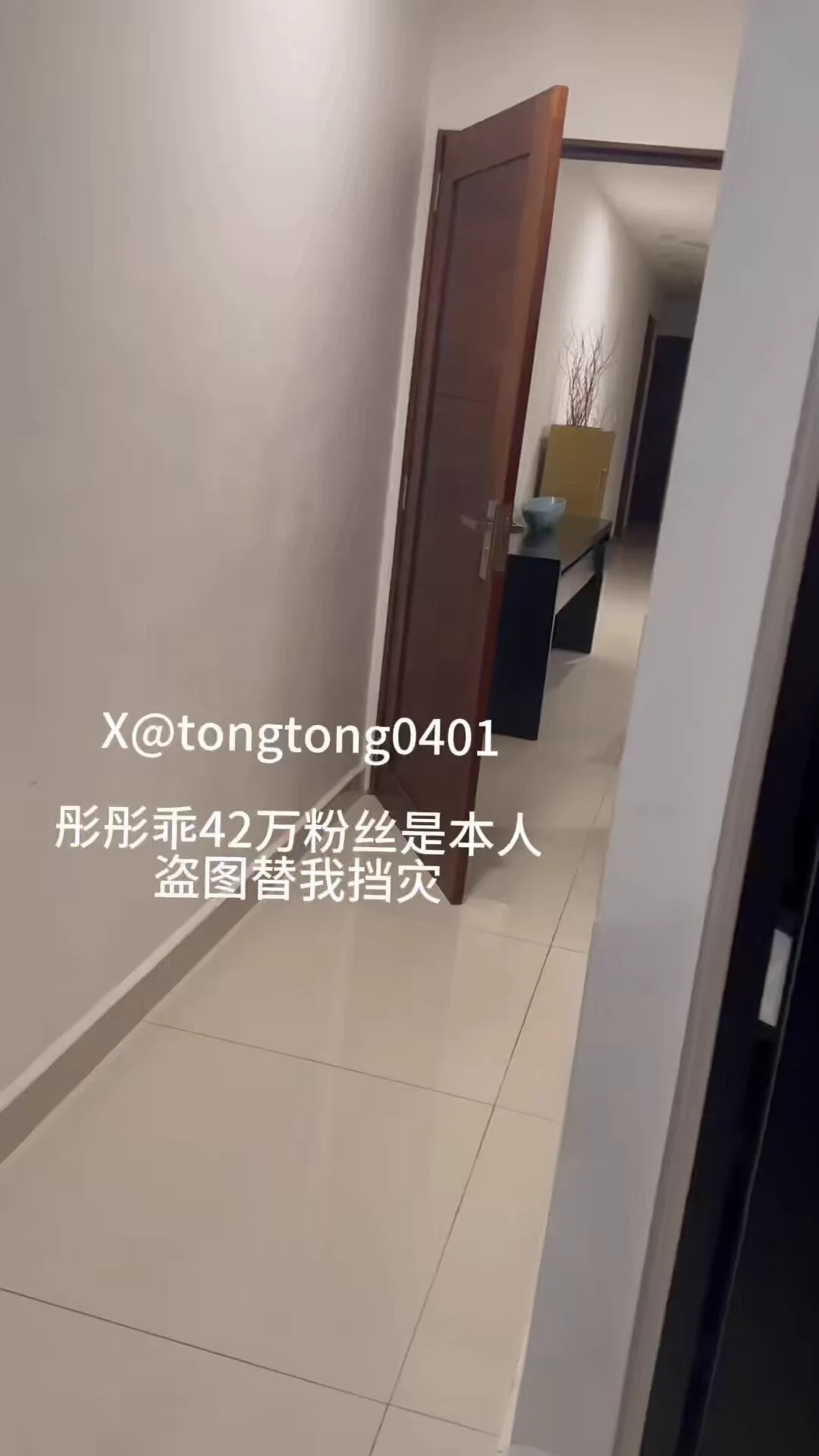 同学们在外面聊天，我在屋里开着门劈开腿自慰，吃假鸡吧，听到水声了吗？你觉得怎么样？加长版更新到私推。 https://t.co/GRtyR2jpou