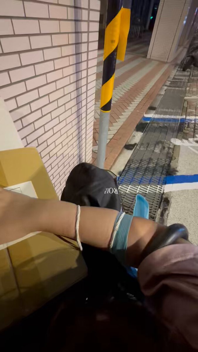 當你身上扛滿了東西但還是想滑推特

（用身體和路邊的柱子抵著盒子不要掉下來然後空出雙手來滑 https://t.co/HqbeLEdKkp