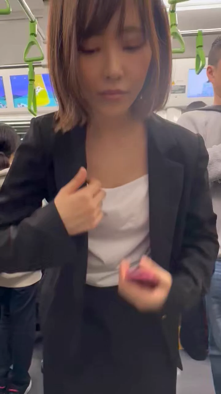 電車で目の前にあざとい女がいたらどうする？ https://t.co/mkAVAPgj7H