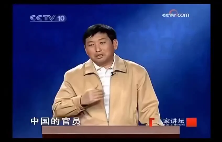 之前中国确实有过一段转瞬即逝的窗口期，期间讲话有一定的自由度，但并不是因为政府开明，而是因为政府还在摸索怎么加强社会管理，在将近20年时间里中央政府还没有找到巩固中央权力的有效办法。从江泽民、胡锦涛再到习近平时代，制度是越来越缩紧的，恰恰表明中共逐渐找到了强化中央集权体制的办法。 https://t.co/sLgLn200ci