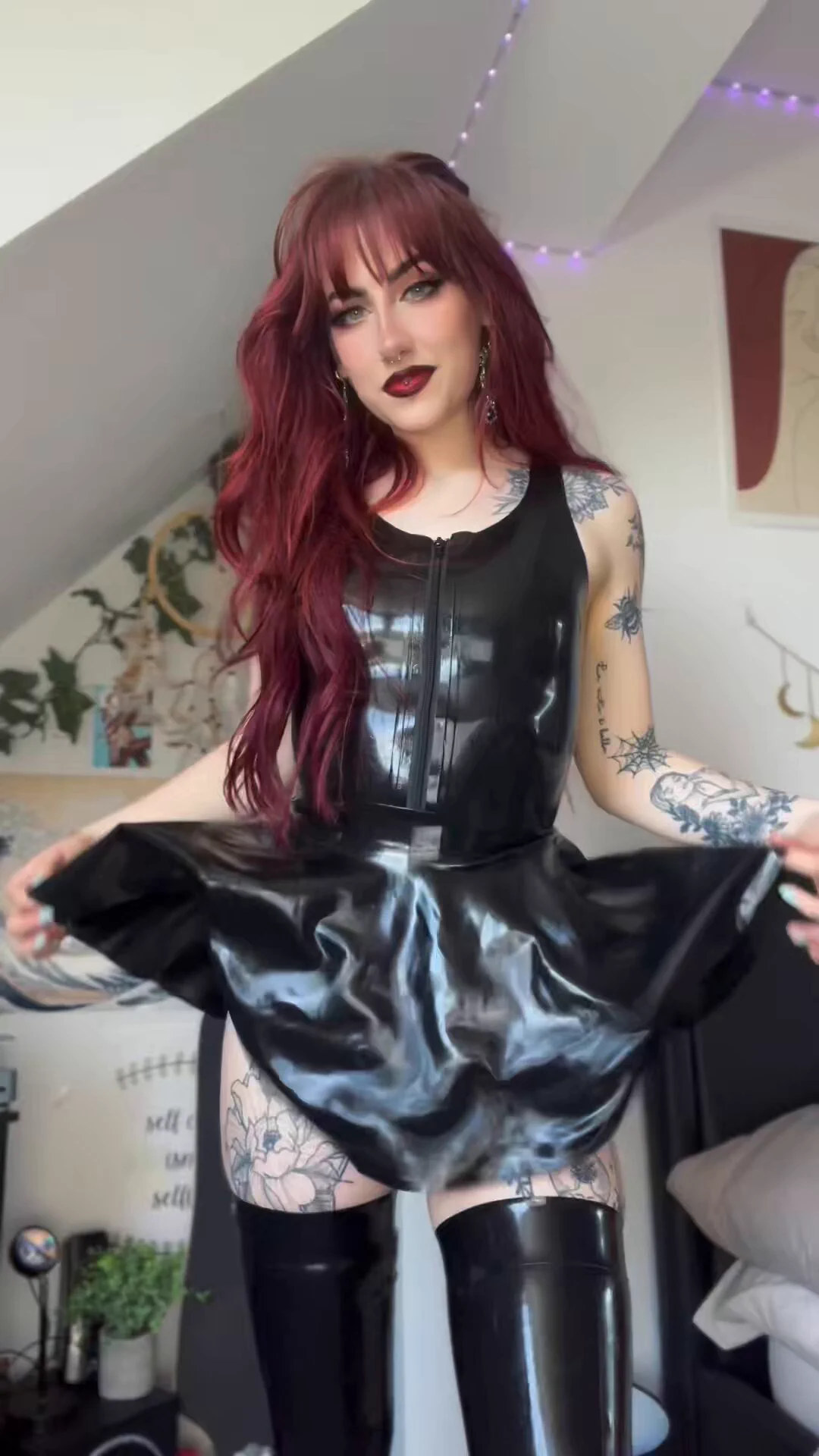 let the sound of my latex mesmerise you 😵‍💫 https://t.co/AiyHkzG4KP