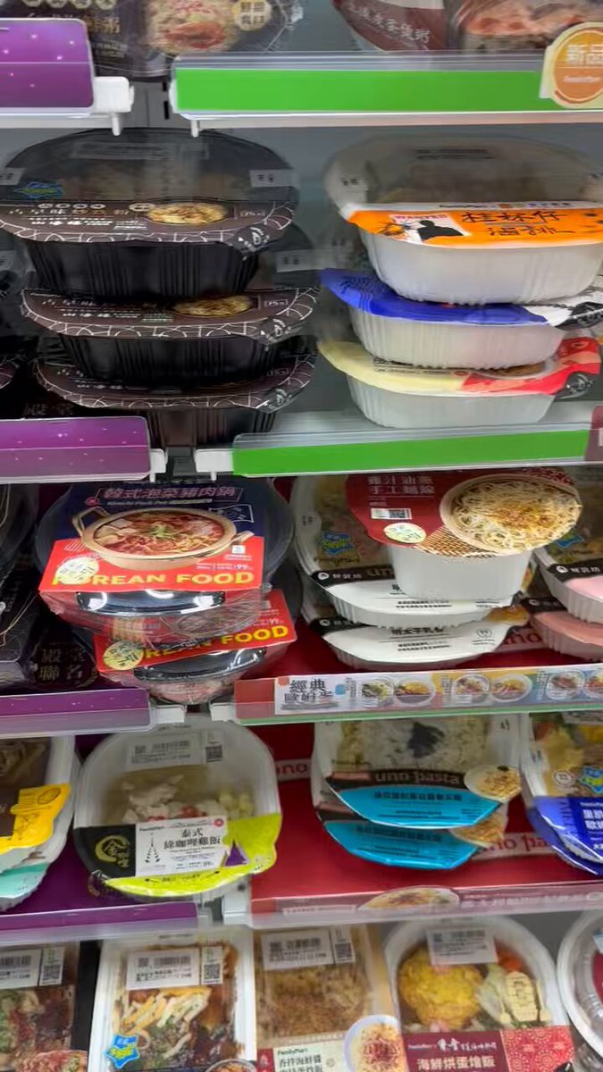 乞丐超人看到很興奮！
有什麼好吃的可以搜刮的嗎😻 https://t.co/1EhN90961w