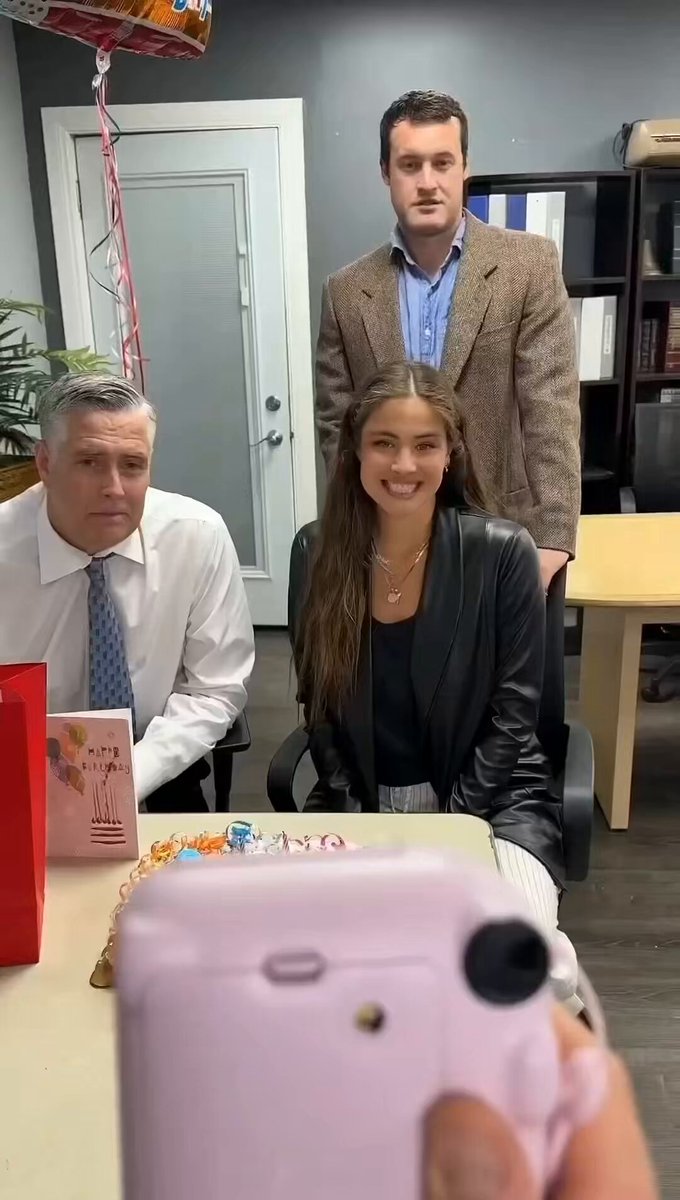 退伍老兵回家给女友惊喜。 https://t.co/DXKSWJctLO