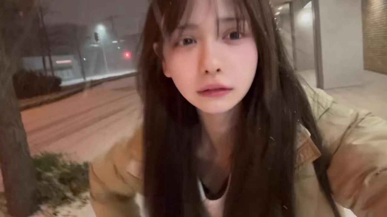 どすっぴんだけど雪えぐいからテンション上がって撮った https://t.co/sdm1ETT7MF