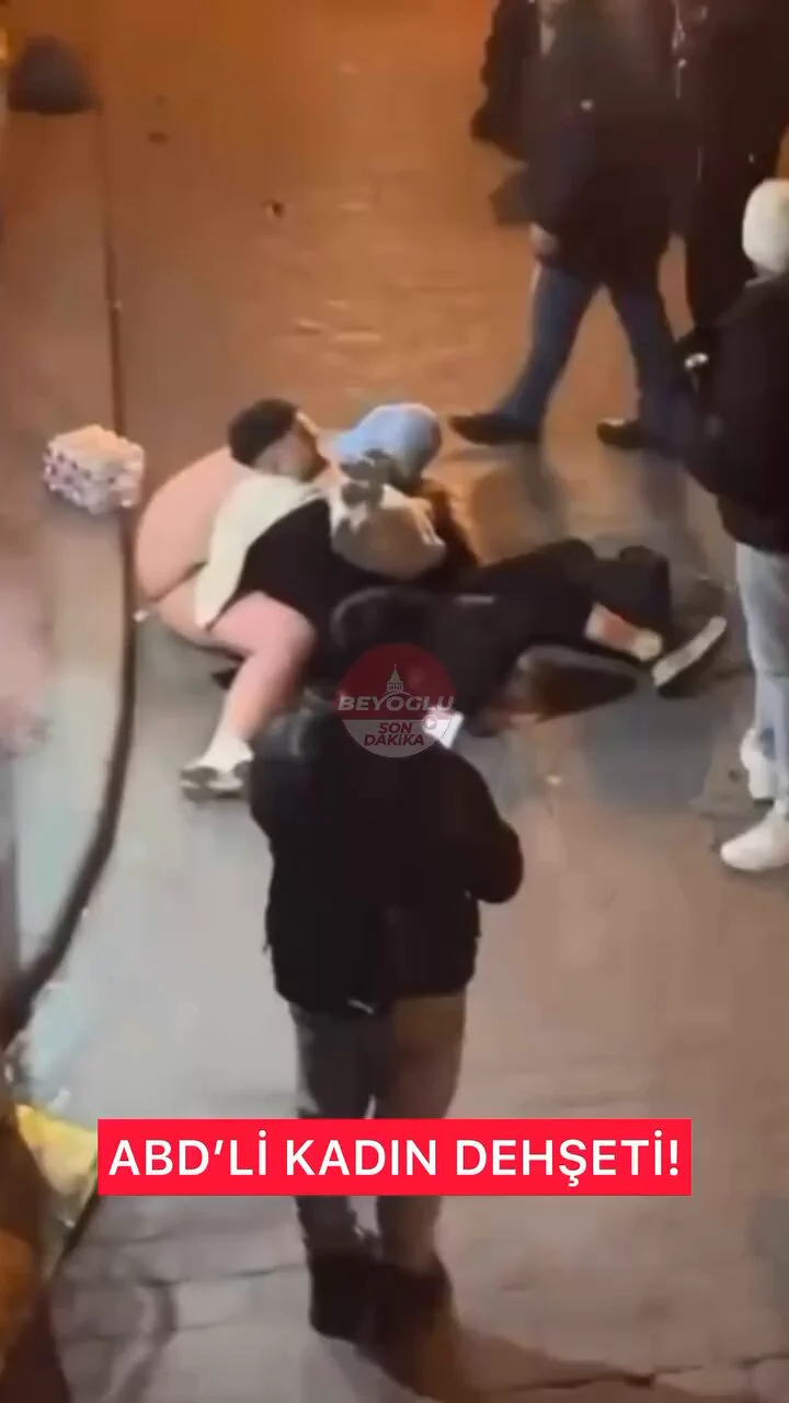 Beyoğlu'nda dehşet dolu anlar! ABD’li bir kadın, ortalığı savaş alanına çevirdi.Taksim’de alkol alırken eşiyle tartışan kadın, eşini yüzünden yaraladıktan sonra sokağa çıkıp çevredekilere saldırdı.Bir vatandaşın boğazına sarılarak kolyesini koparan ve telefonunu yere atıp kıran kadın, bir taksinin de ön camını kırdı.Saldırgan şahıs gözaltına aldı.
