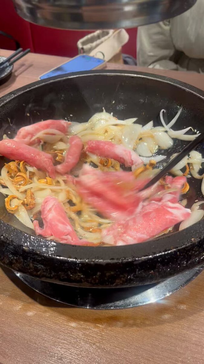 深夜放毒🔥

今天晚上還是跟小姐姐(!) @netflixchillsex 吃雅香的快樂孩子⸜(* ॑꒳ ॑* )⸝✨

#OL吃什麼
#約飯系推主 

以前因為不愛洋蔥沒想過嘗試
這是第一次吃石頭火鍋
結果我很喜歡💕
（也有可能是因為很喜歡跟我一起吃飯的人🫶🏻
（鍋底必加點乾魷魚🦑 https://t.co/RDUD2iFKf2