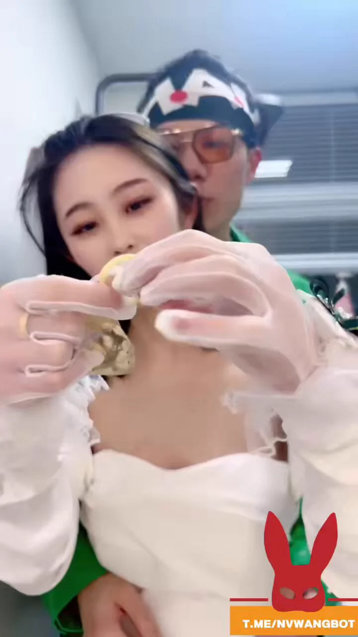 绿奴视角 你的婚礼现场，老婆带着野男人，而你只能跪在旁边甜食他们刚做完爱的套套！完整版86分钟！#绿奴视角 #绿帽视角 #第一视角 #情侣主 #吃套套 #精液羞辱 #绿帽NTR #绿奴 https://t.co/2wMW9ZWniH
