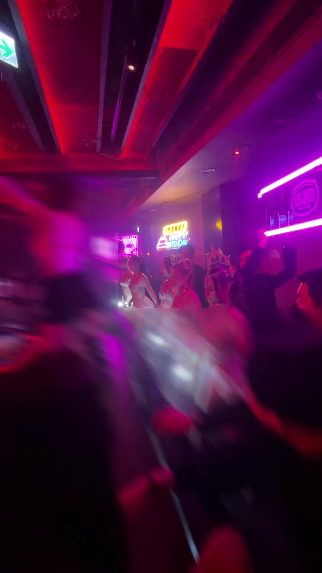 連二天待在紫色的台中一天嗨到天亮還在唱一天夜店跳到腳鐵腿愛死台中的朋友們了😍@SandraSexLife99 @FangJie69382698 祝12月的漂亮寶貝生日快樂❤️ https://t.co/QZCkt8Iked