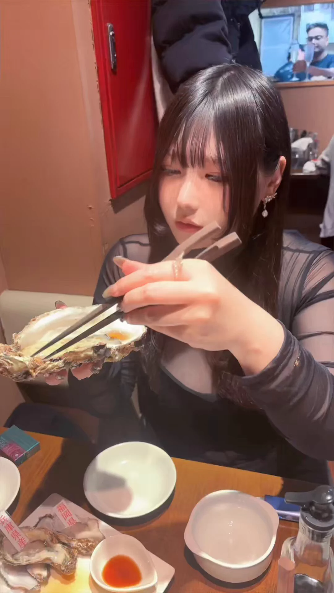 牡蠣食べる時にボコボコ加工外れるのも、エロい野次飛ばすのもやめてもらっていいですか👉🏻👈🏻💦 https://t.co/iqJ7WdnvBU