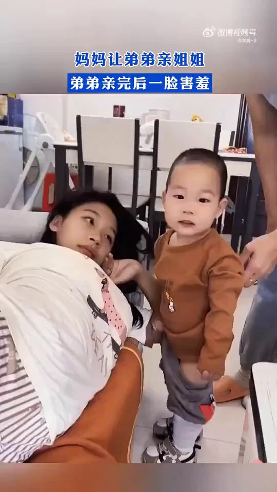妈妈让弟弟亲姐姐，弟弟亲完后一脸害羞 #萌娃网友：我以为姐姐盖的被子，定眼一看居然是 https://t.co/FT7WHnG0Dr