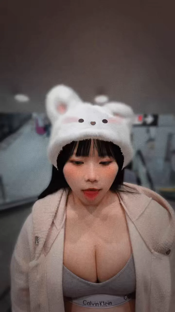 今天有很冷嗎？我怎麼不覺得我的奶都是汗 尤其下面⁄(⁄ ⁄ ⁄ω⁄ ⁄ ⁄)⁄ https://t.co/J357BBtS0G