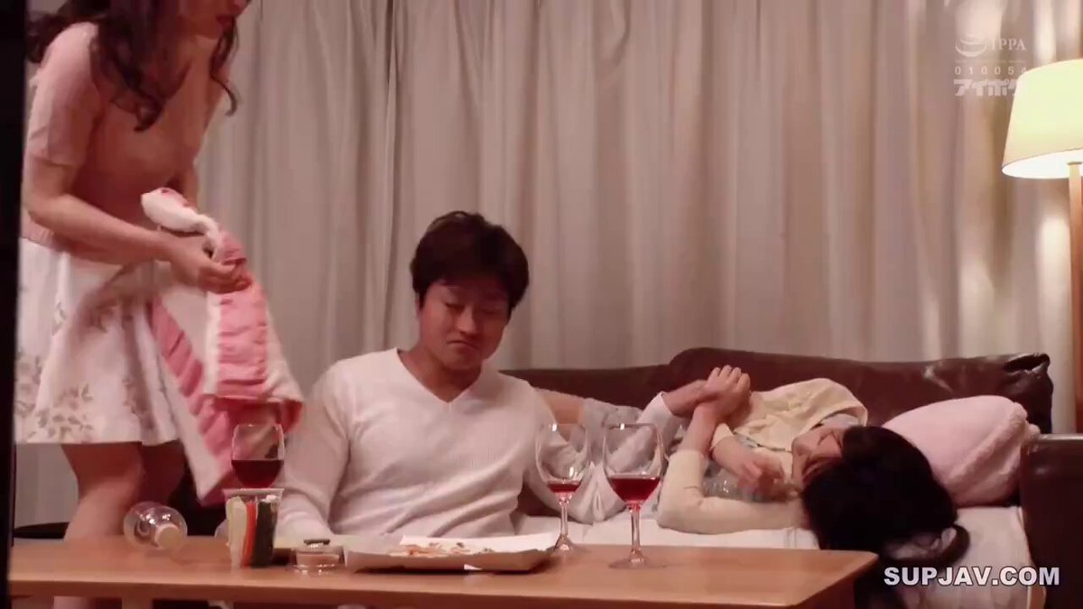 @Gebi_LW8 去女学生家做家教，她年轻的妈妈接待的我，没想到这位妈妈如此寂寞，经过我一挑逗她就给我搞硬了 https://t.co/3xgd1EEBJH