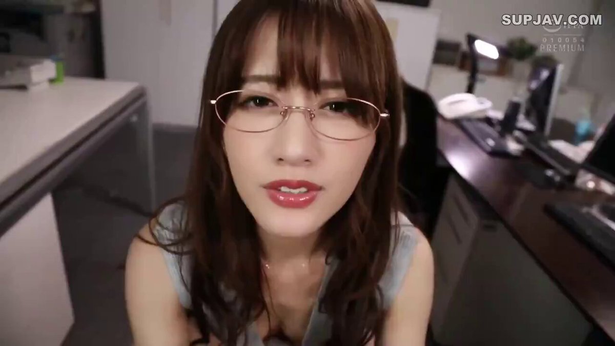 @GeorgeSlolson 男职员的手不由自主地伸向女神的臀部，隔着肉丝裙抚摸着那柔软的曲线。"我...我..."他欲言又止，手指却已经在肉丝上滑动，感受着那份滑腻的触感。https://t.co/GhSg7q2xBP