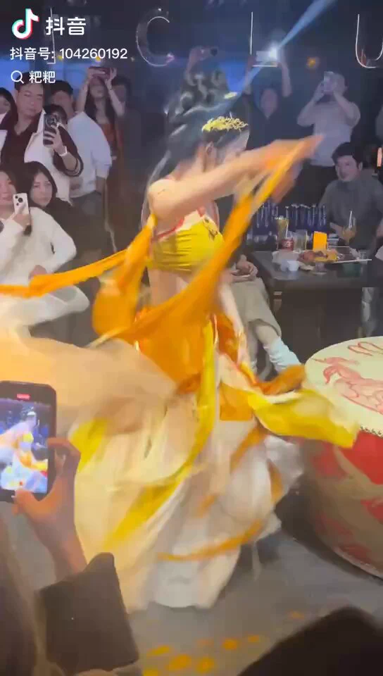终于明白为什么古代人闲来无事喜欢勾栏听曲了。我也爱 https://t.co/jWQlE0IjEu