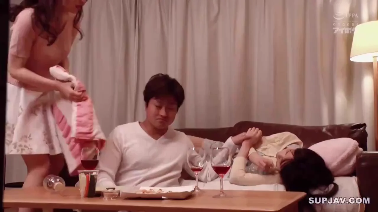 @Meiridasaill 寄宿家中的闺蜜爱上了朋友的男友一起洗澡背着女友做了很多次。https://t.co/ETKvKeD626