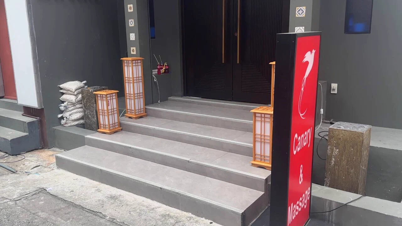 泰国曼谷洗浴真实体验，女生颜值很高的一家店，不单男生可以自己去洗，还可以带老婆女友一起去玩，视频后面还有行业秘密A real experience of bathing in Bangkok, Thailand. It is a shop with very beautiful girls. Not only can boys bathe by themselves, but they can also bring their wives and girlfriends to play together. There are also industry secrets at the end of the video#曼谷 #洗浴
