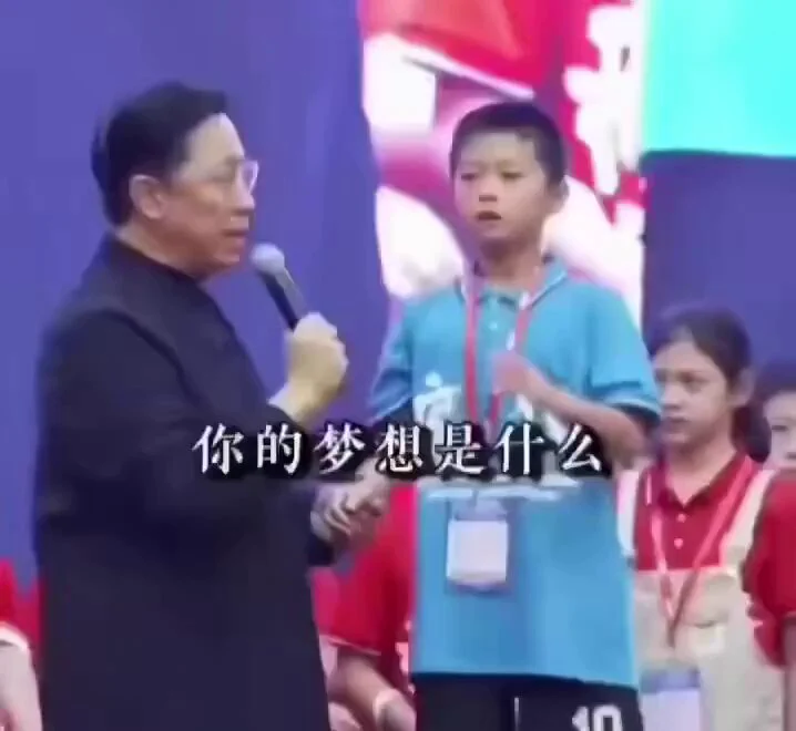 这孩子的梦想和他胸口的字很符合，被洗脑疯了才这么狂，我觉得他这辈子都当不了美国总统？ https://t.co/n2PcvFsuKH