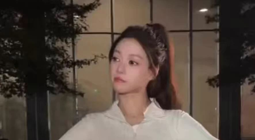圣诞到了，马上就是新年。灵活就业的年轻人，你们还好吗？吴柳芳，你还好吗？请转告世界体操冠军吴柳芳，她有资格以杰出人才身份，先拿到美国绿卡，然后再登陆美国。或有其它机构，直接给她办PERM劳工证。吴柳芳靠跳舞赚钱谋生，尺度肯定不如三级“波神”彭丹，为何600万粉丝被清理到还剩4万？彭丹主演多部三级情色片，比如极度兽性、聊斋艳谭之幽媾、六魔女等等，为何能当选全国青联常委、国际经济战略研究院院长？