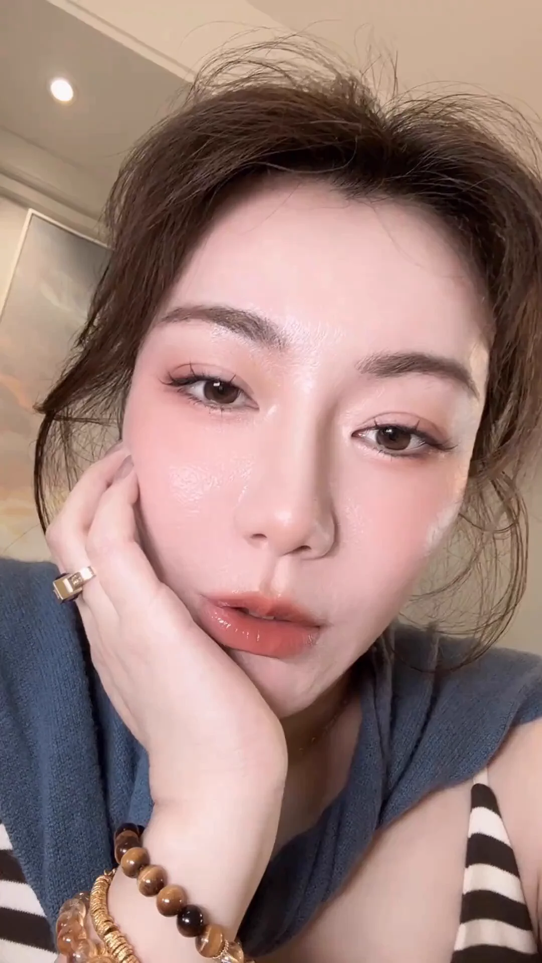 我小女朋友儿也跟我说艾滋病很多现在中国，我那天微信查了一下。 微信里有二十多个人再买艾滋病的药。我会在国内组织个艾滋病病友群。 我希望他们会死的有价值。给家人留比钱。给贪官污吏多带走几个。 https://t.co/4hCDbyUfQT