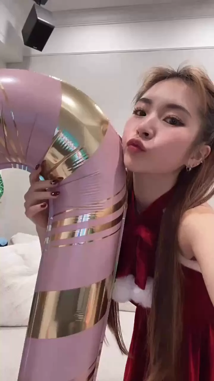 Merry Xmas🎄🎄🎄大家交換禮物了嗎要不我手上的氣球跟你們交換😝😝吹這個氣球 差點沒缺氧🥹氣球跟我選一個😝#台北#昆妮#小隻馬 https://t.co/AVIz07hl3q