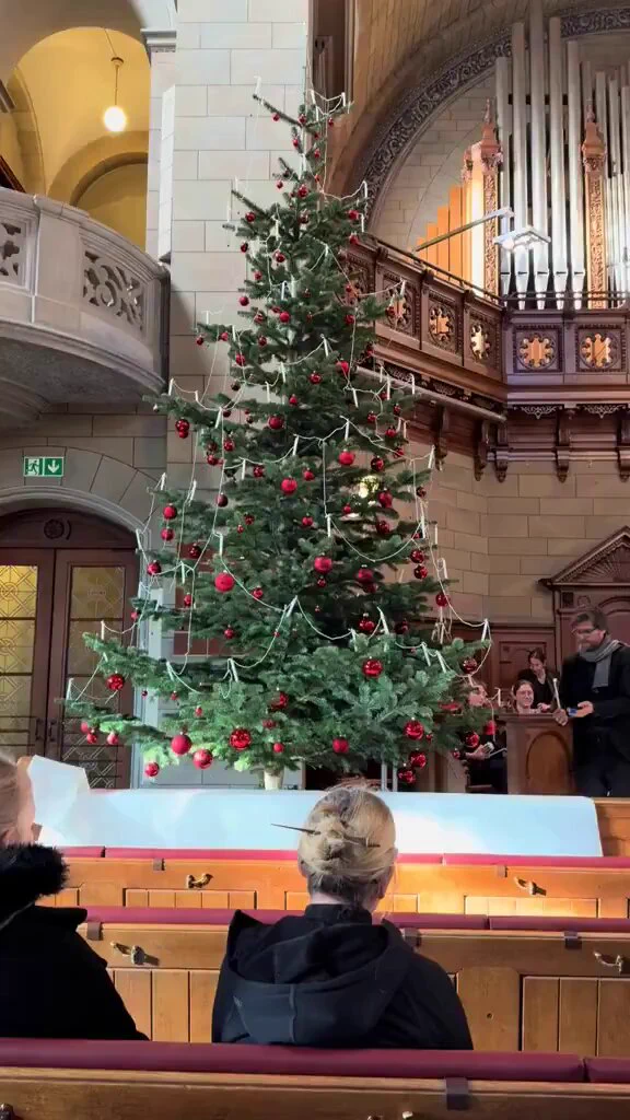 This is how they lit 🔥 the candles on a Christmas tree in Switzerland. I’ve never seen anything like this before. How did the tree not catch fire? https://t.co/YwQSKLGBzq