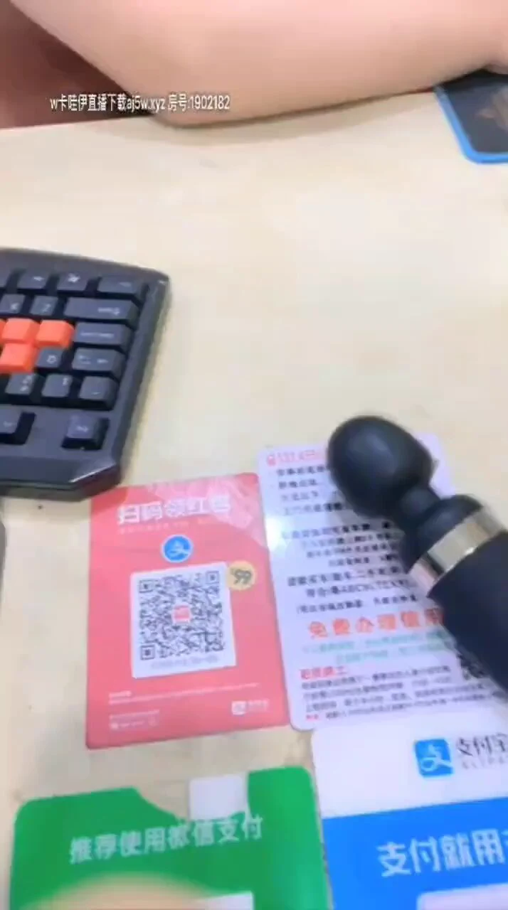 露出勾引骚逼带着她的电动大屌贴脸开大 连续勾引三个小哥哥都失败了 这三个真的是不行 送上门得b竟然不操投稿💌：@SexytoBaby@SexytoLady@SexytoDoll@SexytoGirl https://t.co/eBFmhQj9KR