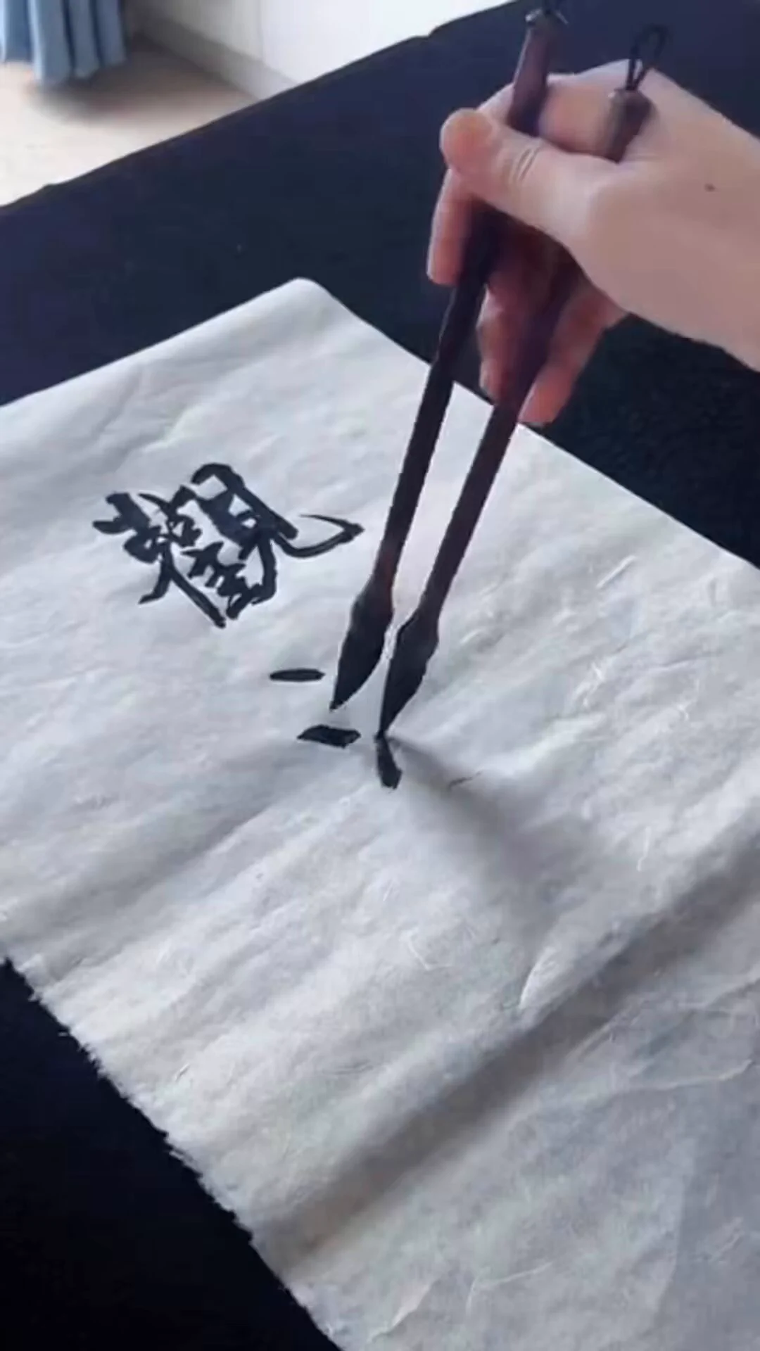 Practice Chinese calligraphy like eating with chopsticks .📹 Flying flowers &amp; a thousand moons https://t.co/femWp1MoTK