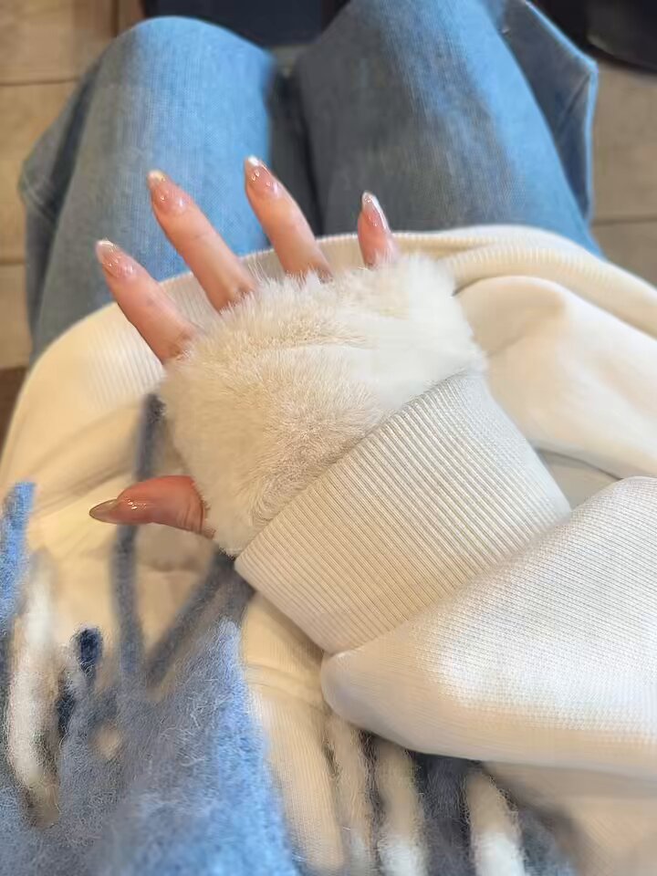 新刊で使った手袋普段使いしてる🧤
もこもこ暖かい🐑 https://t.co/MmcSEaahQe