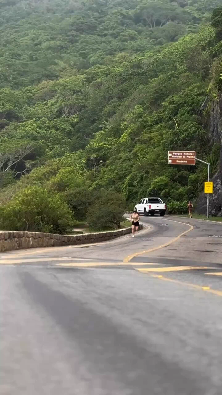 de longe parece estar a mil por hora, quando chega perto parece q não ta conseguindo sair do lugar, bizarro https://t.co/tmSwmogew5