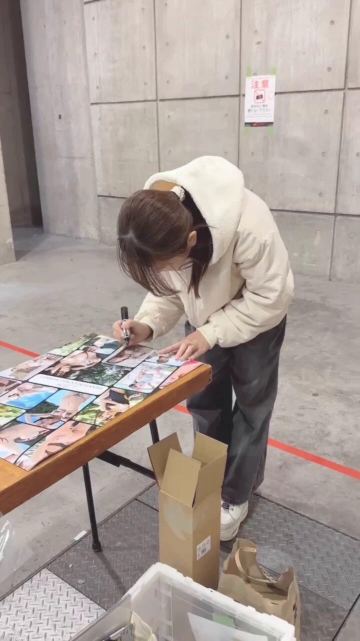 前日搬入かんりょーう！！A2ポスターにサインも入れてきたよ₍₍ (ง ˙ω˙)ว ⁾⁾明日は冬コミで会おうね☺️❣️東ホール3 A91abでおまちしてます！！あったかくしてきてね！！！ https://t.co/2CUL1JAXw6