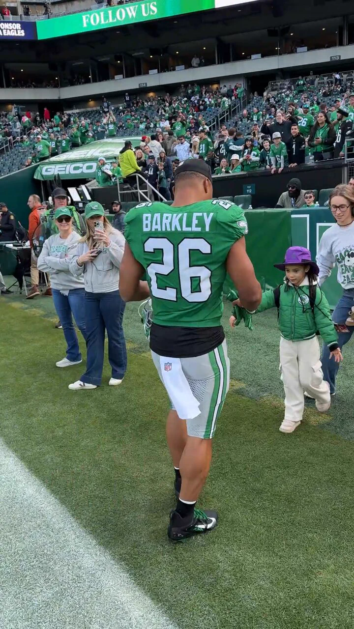.@Saquon's handshake with his daughter 🥹💚 https://t.co/FFFzQ19IYQ