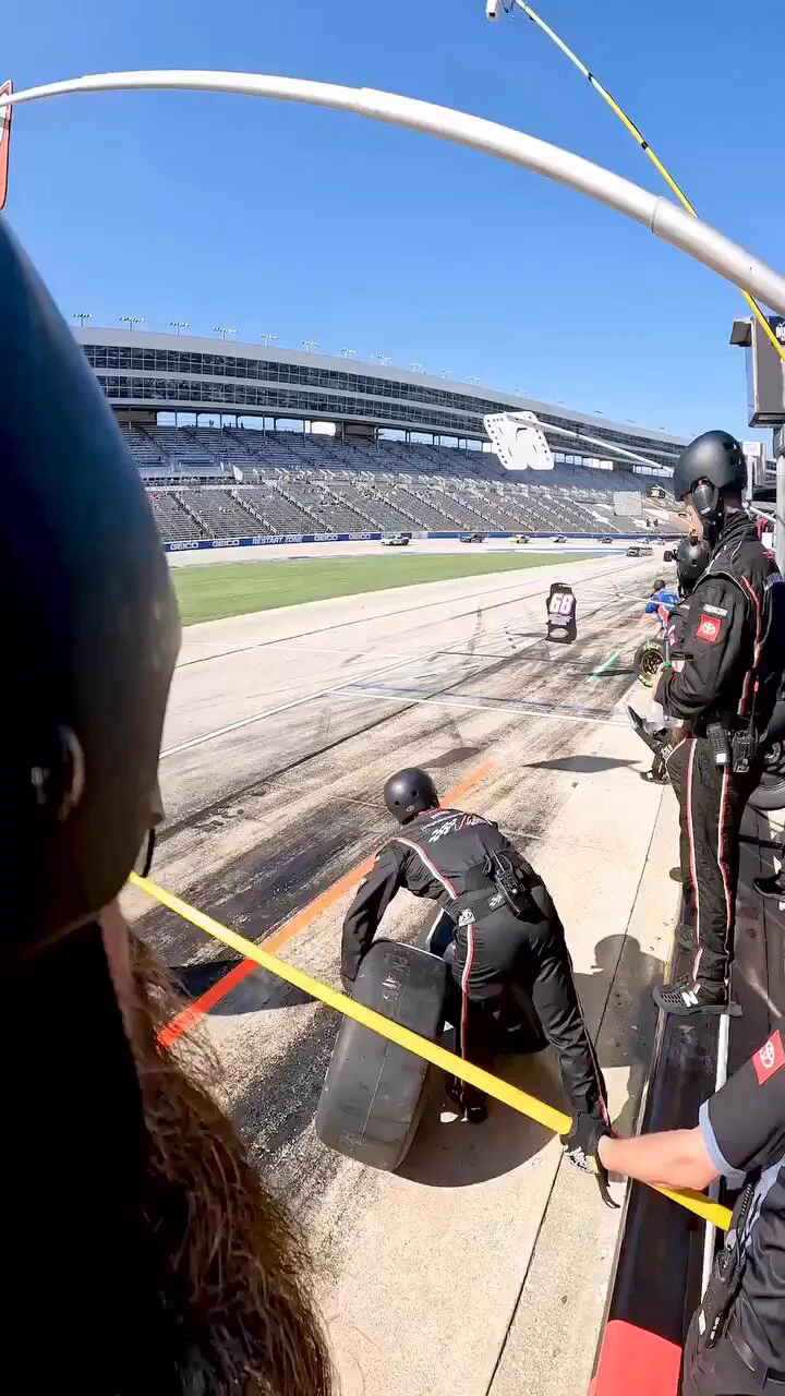 First Person View NASCAR crew swapping out tires blindingly fastThey say to practice anything 10,000 times to master it. These guys definitely exceeded that. https://t.co/jpmmipqMUW