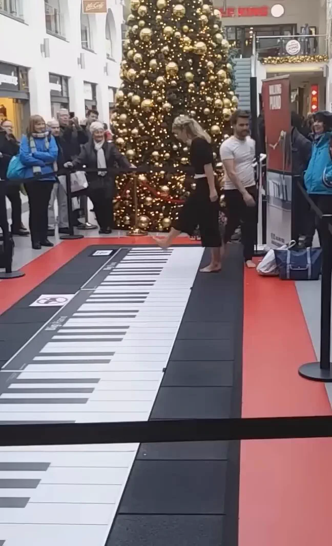 Amazing!!! Talented beyond words👏👏💞💞💞🌷Toccata And Fugue - Johann Sebastian Bach, Big Floor Piano https://t.co/GMjtNQzoug